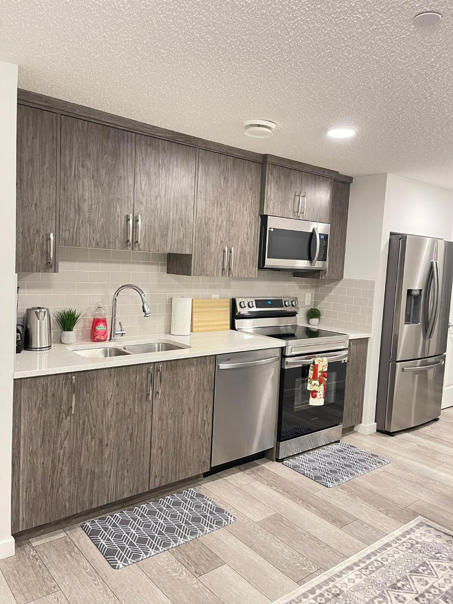 Exquisite Basement Suite, 7mins Away To Landmark Cinema And Malls Guest house