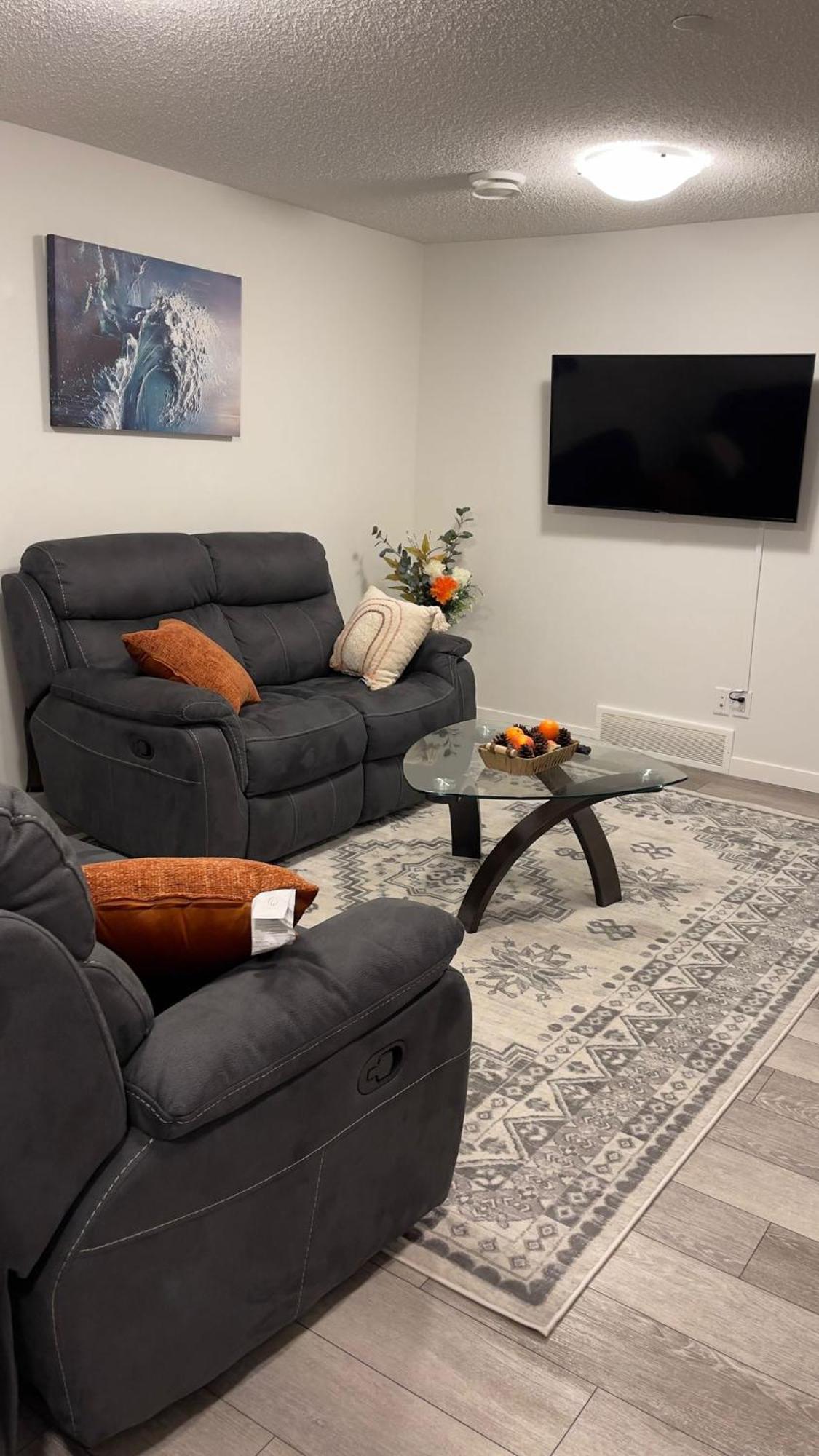 Exquisite Basement Suite, 7mins Away To Landmark Cinema And Malls * Calgary