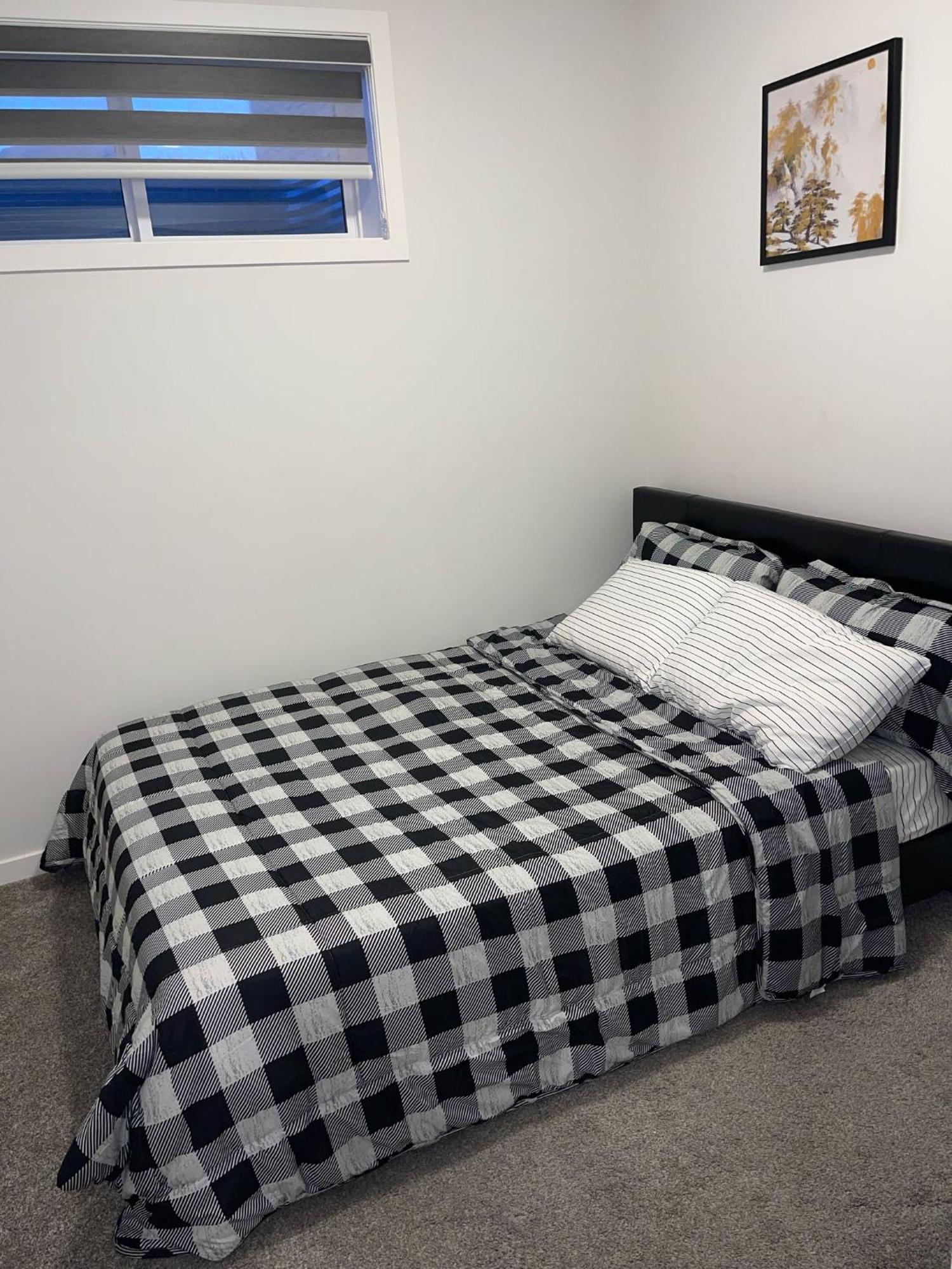 Guest house Exquisite Basement Suite, 7mins Away To Landmark Cinema And Malls *