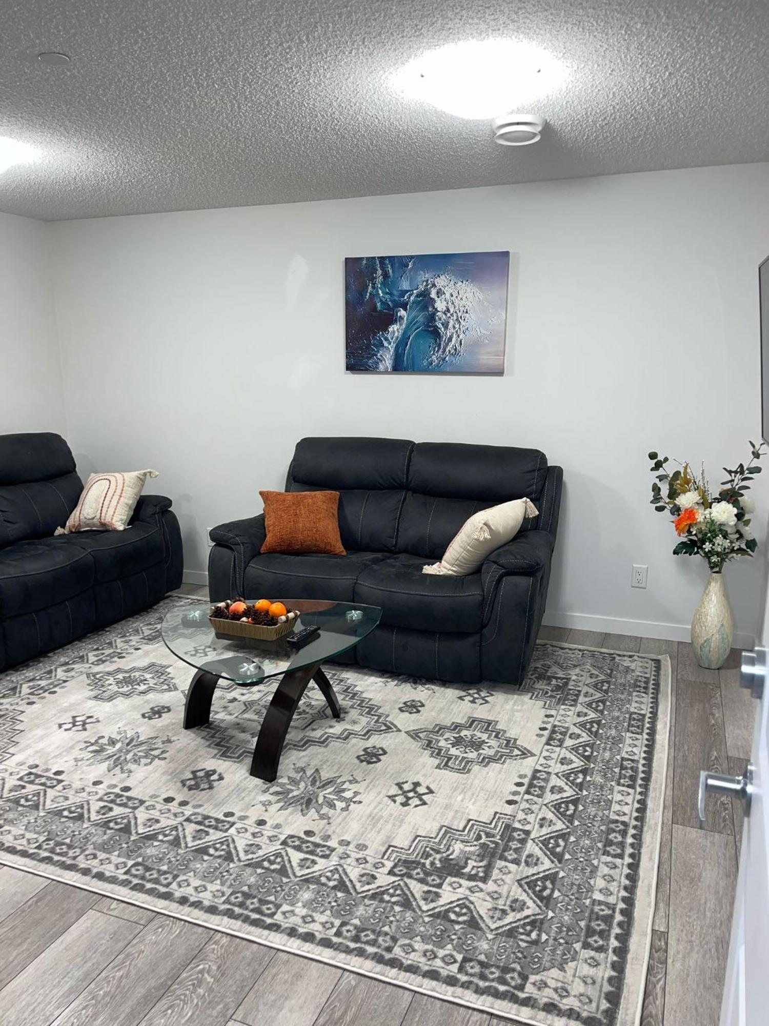 Guest house Exquisite Basement Suite, 7mins Away To Landmark Cinema And Malls Calgary